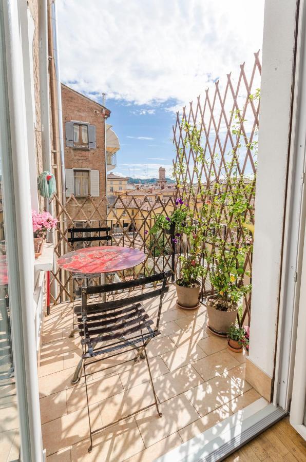Inner Bo, Terrazzino Vista Tetti In Centro Storico Болоня Екстериор снимка